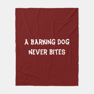 Ein bellender Hund beißt nie Fleecedecke