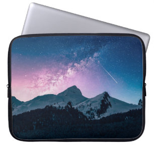 Ein Berg mit einem schönen Himmelberg,Nacht,Schnee Laptopschutzhülle