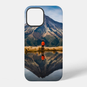 Ein Bergsteiger mit einem orangefarbenen Kleid in iPhone 12 Hülle
