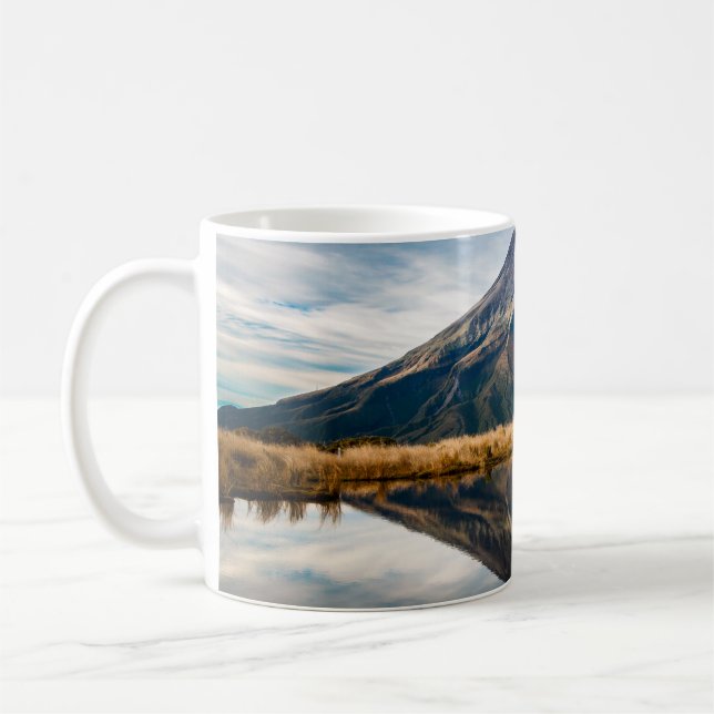 Ein Bergsteiger mit einem orangefarbenen Kleid in  Kaffeetasse (Links)