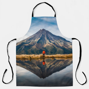 Ein Bergsteiger mit einem orangefarbenen Kleid in Schürze