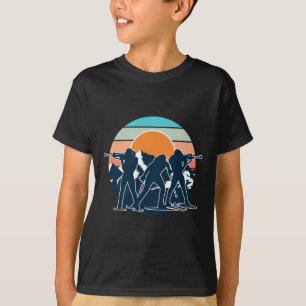 Ein Biathlet mit Gewehr und Langlaufski Moti T-Shirt