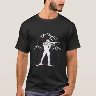 Ein Biathlet mit Gewehr und Langlaufski Moti T-Shirt
