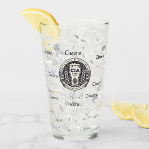 Ein Bierglas mit einem besonderen Datum und einem Glas