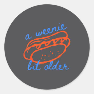 Ein bisschen älter lustiger Hotdog-Geburtstags-Wor Runder Aufkleber