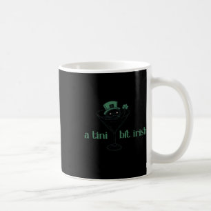 Ein bisschen irisch lustiges irisches Mädchen mit Kaffeetasse
