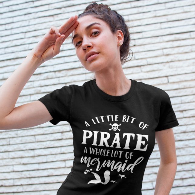 Ein bisschen Pirate eine ganze Menge Meerjungfrau T-Shirt (Von Creator hochgeladen)