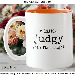 Ein bisschen urteilend, aber oft lustiges, freches zweifarbige tasse