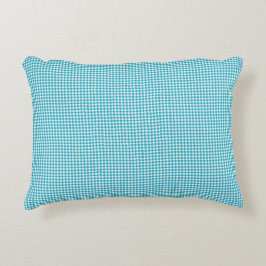 Ein blau-weiß kariertes Kissen