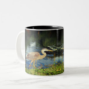 Ein blauer Held und ein Kaninchen Zweifarbige Tasse