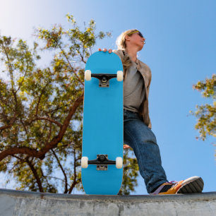 ein blauer Himmel mit einem Flugzeug, das am Himme Skateboard