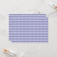 Ein blauer Himmel mit verstreuten weißen Wolken.