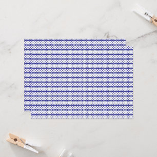 Ein blauer Himmel mit verstreuten weißen Wolken. Einladung