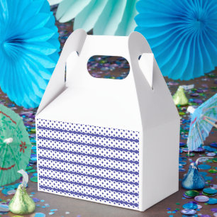 Ein blauer Himmel mit verstreuten weißen Wolken. Geschenkschachtel