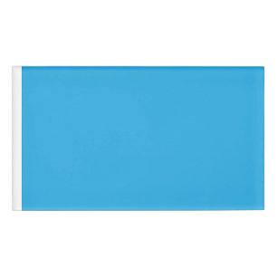 ein blauer Hintergrund mit einer schwarz-weißen Ka Namenschild