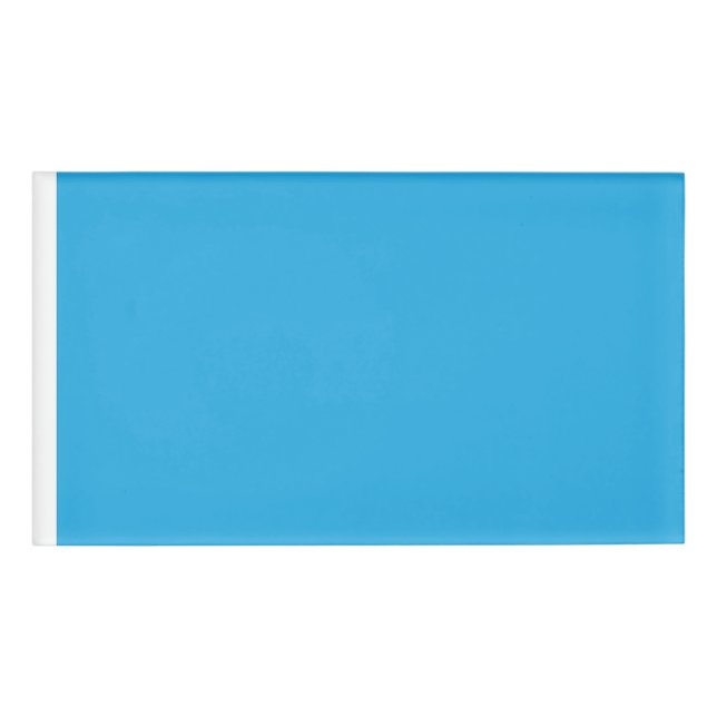 ein blauer Hintergrund mit einer schwarz-weißen Ka Namenschild (Vorderseite)