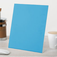 ein blauer Hintergrund mit einer schwarz-weißen Ka