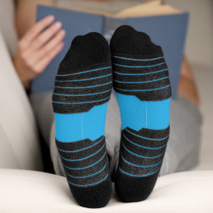 ein blauer Hintergrund mit einer schwarz-weißen Ka Socken