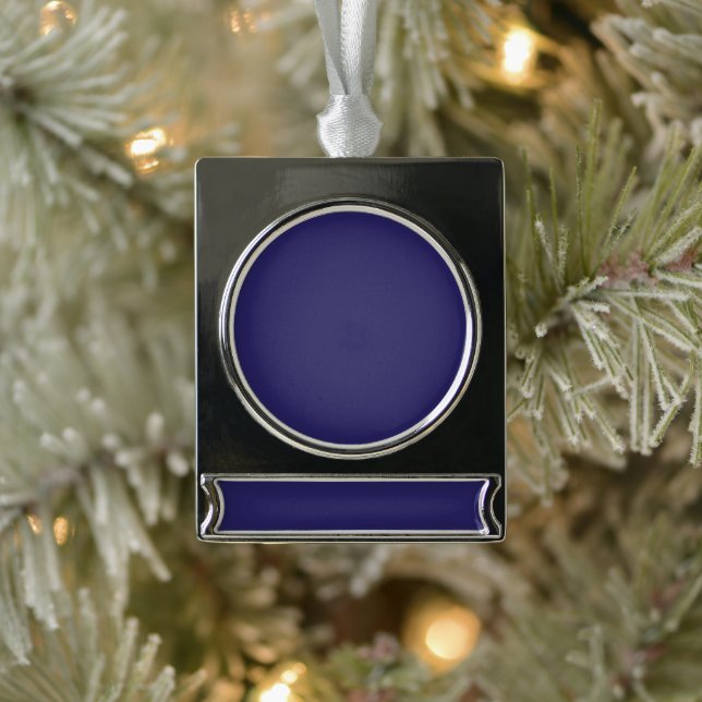 ein blauer Hintergrund mit einer Uhr darauf Banner-Ornament Silber (Baum)