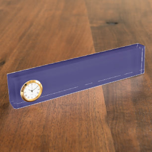 ein blauer Hintergrund mit einer Uhr darauf Namensplakette