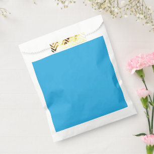 ein blauer Hintergrund mit Geschenktütchen
