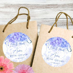 Ein blaues Hydrangea-Brautparty gedruckt Runder Aufkleber<br><div class="desc">Etwas Blau,  bevor ich Brautparty blauen Hydrangea botanische florale personalisierte Monogramm gedruckt danke Ihnen für Aufkleber Vorlage,  Aquarell dusty blauen Blumen botanische Gunst Aufkleber für Garten themed Brautparty.</div>