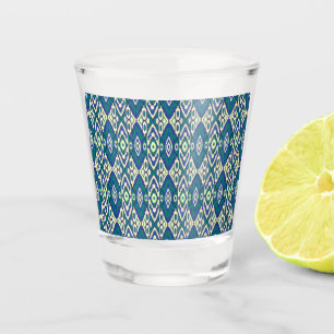 ein blaues und grünes Muster mit weißem Hintergrun Schnapsglas