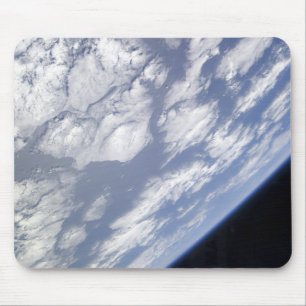 Ein blaues und weißes Teil Erde Mousepad