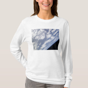 Ein blaues und weißes Teil Erde T-Shirt