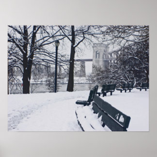 Ein Blick auf das Poster der Höllgate Bridge