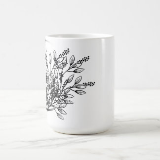 Ein Blumendesign, das eine Tasse elegant macht
