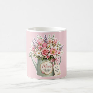 Ein Blumenstrauß in einer Gießkanne für Mama Kaffeetasse