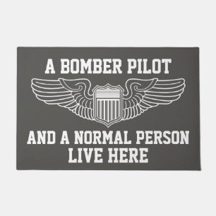 Ein Bomber-Pilot und eine normale Person, die Fußmatte