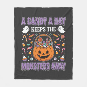 Ein Bonbon pro Tag Halloween T-Shirt Design Fleecedecke