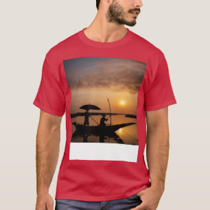 Ein Boot im Mekong-Delta in Vietnam bei Sunset T-Shirt