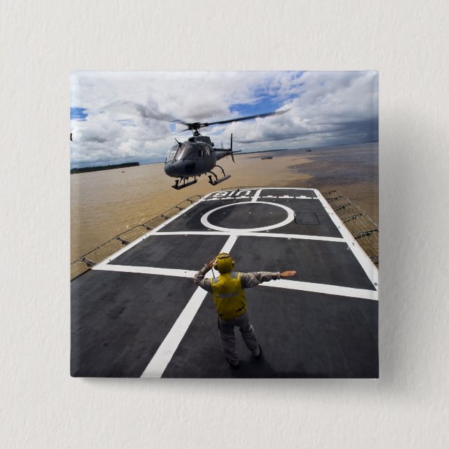 Ein brasilianischer Eurocopter bereitet sich auf d Button (Vorderseite)