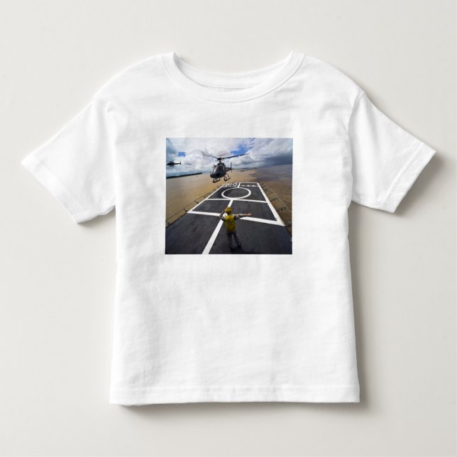 Ein brasilianischer Eurocopter bereitet sich auf d Kleinkind T-shirt (Vorderseite)