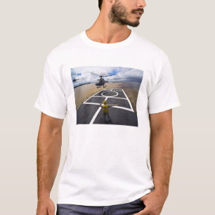 Ein brasilianischer Eurocopter bereitet sich auf d T-Shirt