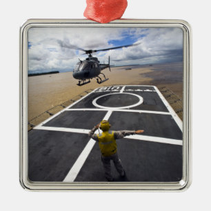 Ein brasilianisches Eurocopter bereitet vor sich Ornament Aus Metall