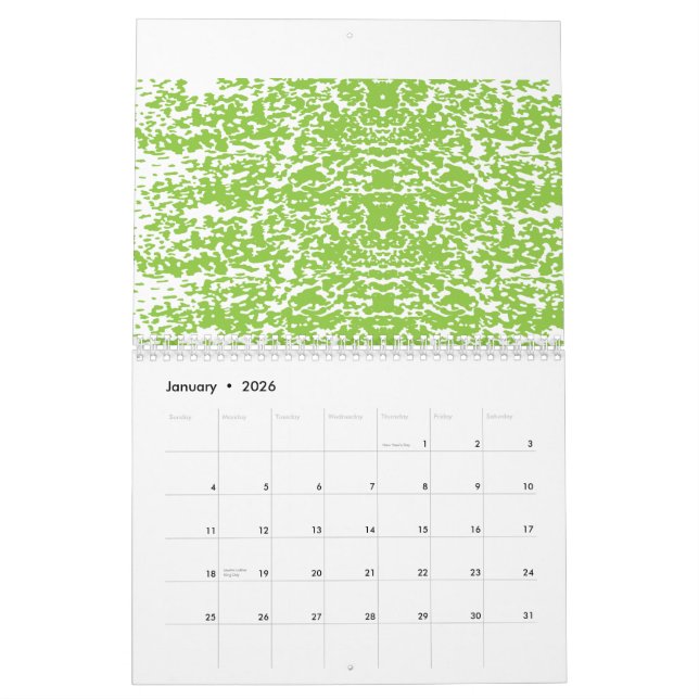 Ein brauner Holztisch hält eine Glasflasche mit Ol Kalender (Jan 2026)