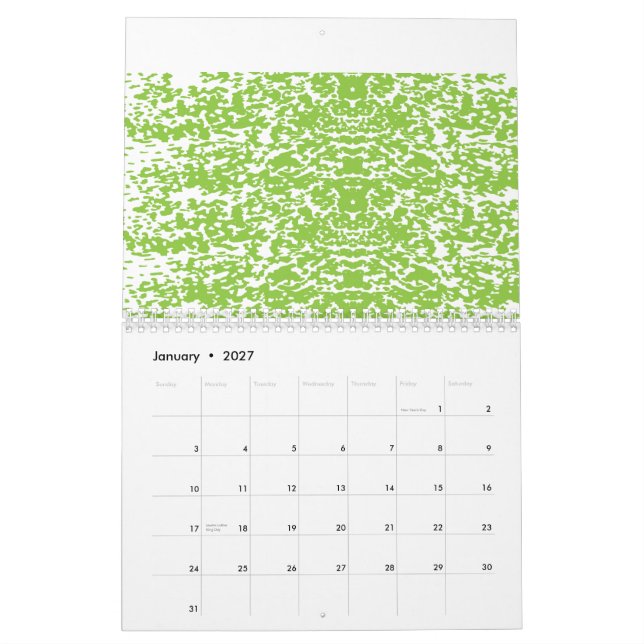 Ein brauner Holztisch hält eine Glasflasche mit Ol Kalender (Jan 2027)