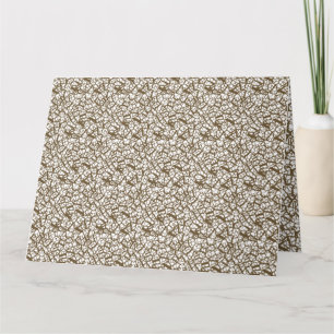 Ein brauner Teppich mit einem geometrischen Motiv  Karte