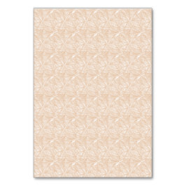 Ein brauner Teppich mit einem komplizierten Motiv  Tischnummer