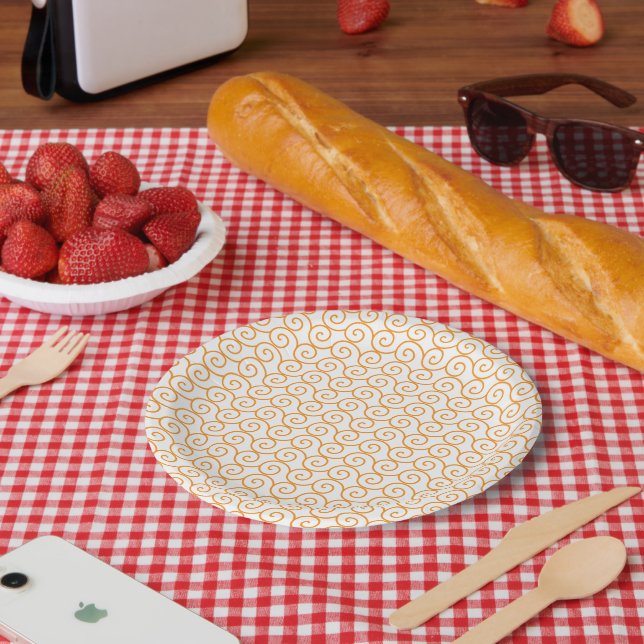 Ein brauner und orangefarbener Teppich mit einem s Pappteller (Picknick)