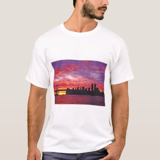 Ein brillanter Sonnenuntergang mit der Silhouette T-Shirt
