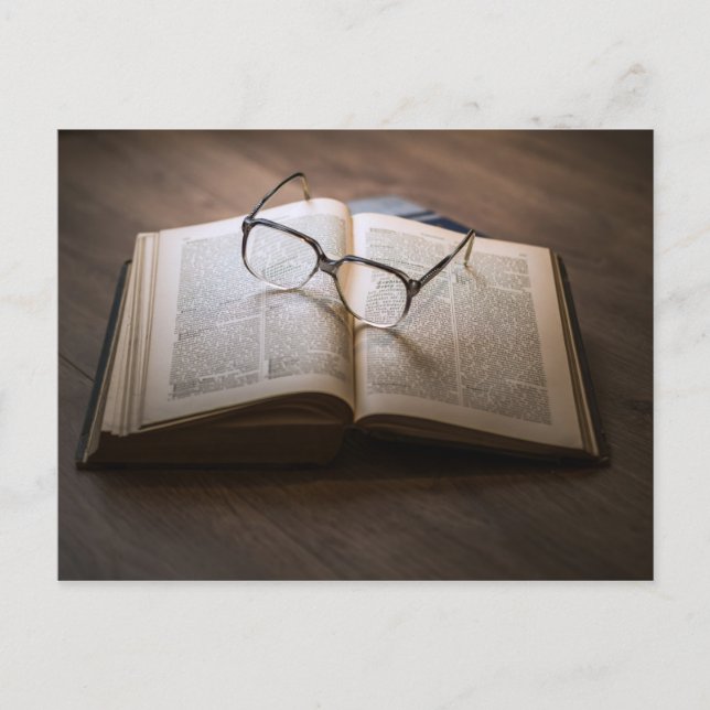 Ein Buch, eine Brillenkarte Postkarte (Vorderseite)