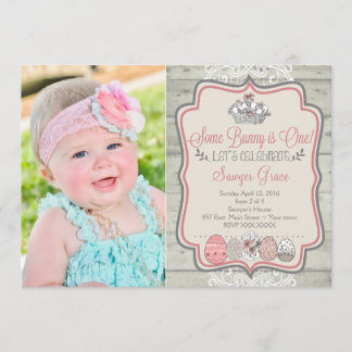 Ein Bunny ist eine Osterfeier-Einladung Einladung