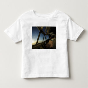 Ein C-130 Hercules Pilot scannt den Horizont Kleinkind T-shirt