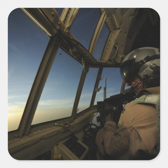 Ein C-130 Hercules Pilot scannt den Horizont Quadratischer Aufkleber (Vorderseite)