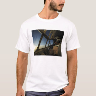 Ein C-130 Hercules Pilot scannt den Horizont T-Shirt
